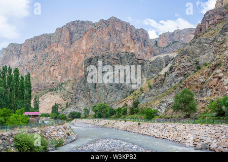 Enguzek avec château Kapi Creek tortum Uzundere, à Erzurum, Turquie Banque D'Images