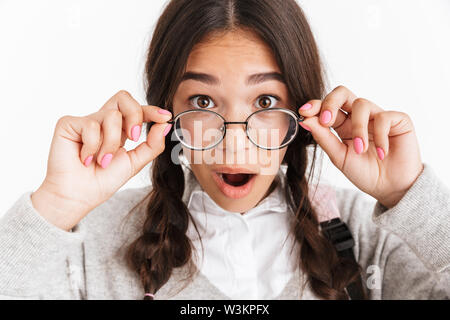 Gros plan Photo de surpris teenage girl wearing eyeglasses demande à huis clos, la bouche ouverte plus isolé sur fond blanc Banque D'Images