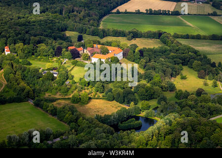 Vue aérienne du château Cappenberg avec l'église catholique à Selm dans la région de la Ruhr dans l'Etat fédéral en Germa Banque D'Images