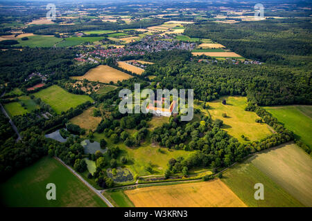 Vue aérienne du château Cappenberg avec l'église catholique à Selm dans la région de la Ruhr dans l'Etat fédéral en Germa Banque D'Images