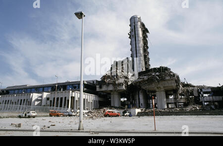 10 avril 1993 pendant le siège de Sarajevo : les ruines de l'édifice journal Oslobodenje sur Dzemala Bijedica Street. Les ruines de tour formé un puissant symbole durant le siège. Banque D'Images