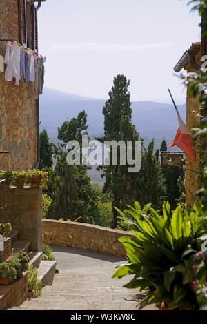 Par Gozzante, Pienza, Toscane, Italie : le chemin en pente vers le bas pour les murs de la ville et la Passeggiata Panoramica Banque D'Images