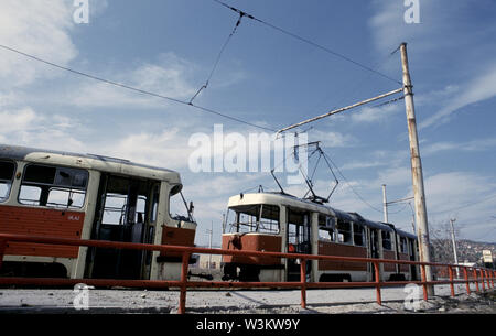 10 avril 1993 pendant le siège de Sarajevo : balle et d'obus, des tramways à proximité du bâtiment Oslobodenje dans l'ouest de la ville. Banque D'Images