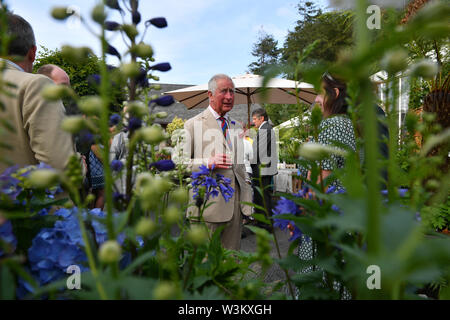 Le Prince de Galles assiste à une réception pour célébrer le 50e anniversaire de sa présidence du Duché de Cornouailles au Conseil du Prince, le Duché de Cornouailles pépinière de Cott Rd, Lostwithiel, dans le cadre de sa visite à Cornwall. Banque D'Images