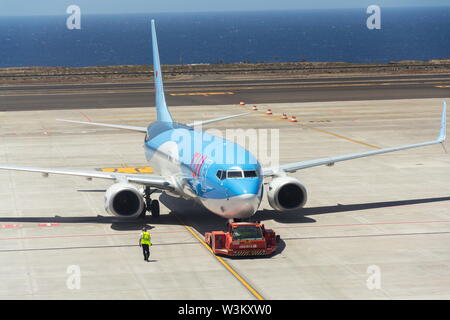 GRANADILLA DE ABONA, ESPAGNE - 13 juillet 2019 : TUI compagnie charter aérien avion Boeing 737-800 de la préparation pour le vol sur la piste de l'aéroport le 13 juillet 2019 Banque D'Images