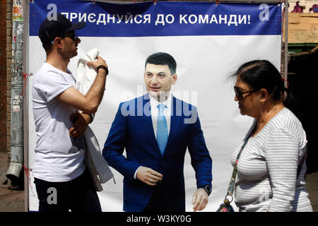 Les gens passent devant une affiche de campagne électorale le premier ministre ukrainien Volodymyr Groysman à Kiev.Les premières élections du Parlement européen auront lieu en Ukraine le 21 juillet 2019. Selon les sondages d'opinion, sur la 2019 les élections parlementaires ukrainiennes 5 parties seront en mesure d'entrer dans le Parlement ukrainien : le Président ukrainien Volodymyr Zelensky appelé parti du service de la population avec 41,5  %, l'opposition pro-russe - Plate-forme pour la vie avec 12,5  %, la voix du rock star ukrainienne Svyatoslav Vakarchuk avec 8,8 %, la solidarité européenne de l'ancien Président ukrainien Porochenko avec 8 Banque D'Images