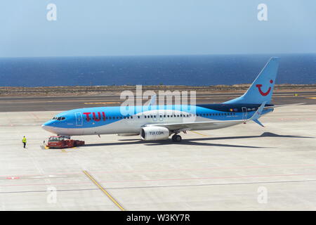 GRANADILLA DE ABONA, ESPAGNE - 13 juillet 2019 : TUI compagnie charter aérien avion Boeing 737-800 de la préparation pour le vol sur la piste de l'aéroport le 13 juillet 2019 Banque D'Images