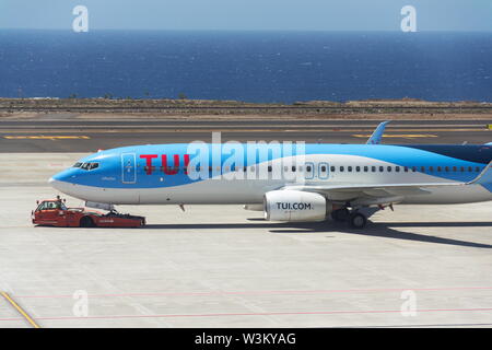 GRANADILLA DE ABONA, ESPAGNE - 13 juillet 2019 : TUI compagnie charter aérien avion Boeing 737-800 de la préparation pour le vol sur la piste de l'aéroport le 13 juillet 2019 Banque D'Images