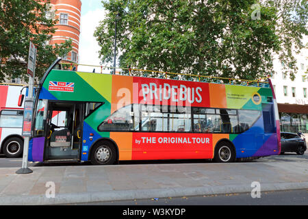 Open top bus fierté double decker, London tour bus en couleurs arc-en-ciel. England UK. Banque D'Images