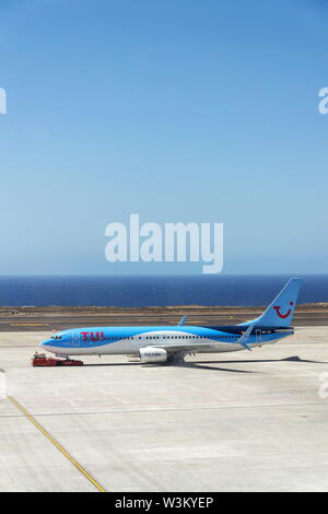 GRANADILLA DE ABONA, ESPAGNE - 13 juillet 2019 : TUI compagnie charter aérien avion Boeing 737-800 de la préparation pour le vol sur la piste de l'aéroport le 13 juillet 2019 Banque D'Images