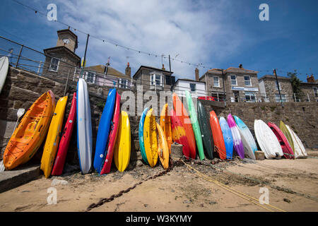 Kayaks colorés au port de Mousehole, Cornwall England UK Banque D'Images