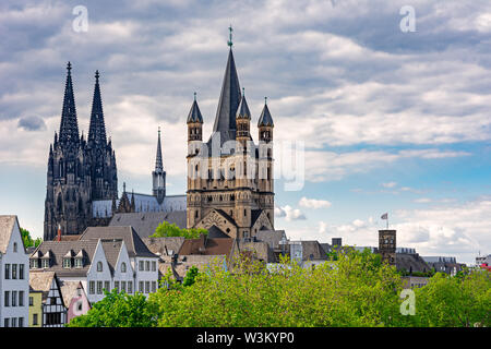 Tours de Grand Saint Martin l'Église et la cathédrale de Cologne Banque D'Images