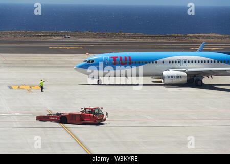 GRANADILLA DE ABONA, ESPAGNE - 13 juillet 2019 : TUI compagnie charter aérien avion Boeing 737-800 de la préparation pour le vol sur la piste de l'aéroport le 13 juillet 2019 Banque D'Images