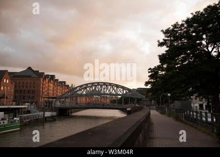 Coucher de soleil sur le pont de Boi St Annen au-dessus du Zollkanal dans le quartier Hafencity de Hambourg, Allemagne. Banque D'Images