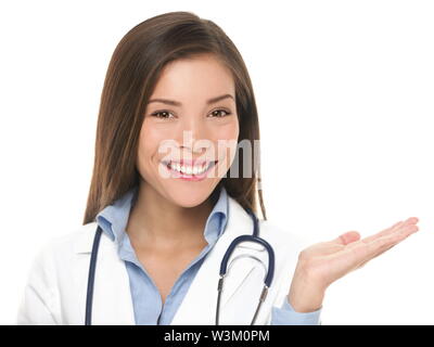 Médecin femme montrant et en présentant l'espace de copie sur fond blanc avec main ouverte paume. Jeune femme médecin en blouse de laboratoire. Asian / Caucasian woman. Banque D'Images