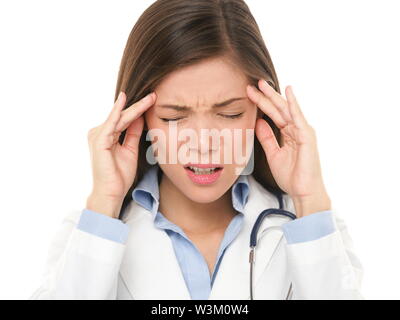 Médecin avec maux de tête a souligné. Médecin / infirmière avec migraine surchargés et stressés. Professionnel de la santé in lab coat wearing stethoscope isolé sur fond blanc. Banque D'Images