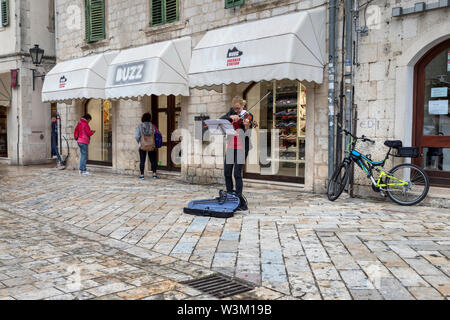 Le Monténégro, 30 avril 2019 : une femme de la rue violoniste dans la vieille ville de Kotor Banque D'Images