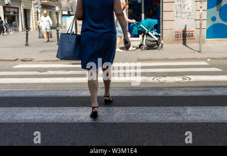 Belgrade, Serbie, 13 juillet 2019 : scène urbaine avec femme traversant la rue Banque D'Images