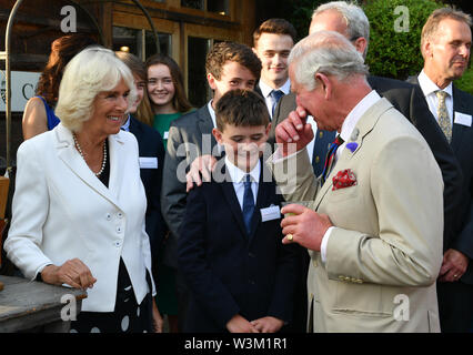 Le Prince de Galles et la duchesse de Cornouailles à une réception pour célébrer le 50e anniversaire de sa présidence du Duché de Cornouailles au Conseil du Prince, le Duché de Cornouailles pépinière de Cott Rd, Lostwithiel, dans le cadre de leur visite à Cornwall. Banque D'Images