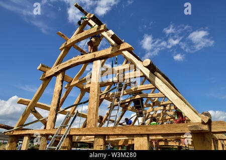 Charpentiers travaillant sur le toit de la construction de nouvelles constructions médiévales traditionnelles Anglo saxon construction bois Banque D'Images