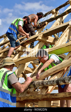 Charpentiers travaillant sur le toit de la construction de nouvelles constructions médiévales traditionnelles Anglo saxon construction bois Banque D'Images