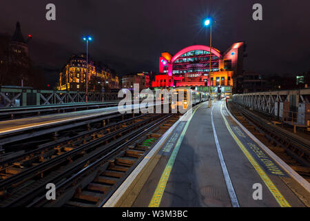 Les trains de l'Est du Sud 375 & 465 classe classe des trains de banlieue en attente dans la nuit à la gare de Charing Cross de Londres Banque D'Images