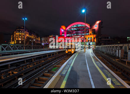 Les trains de l'Est du Sud 375 & 465 classe classe des trains de banlieue en attente dans la nuit à la gare de Charing Cross de Londres Banque D'Images