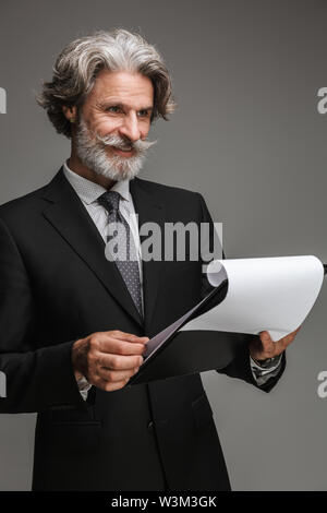 Image de l'homme d'adultes barbus portant costume noir officiel beach cartes papier sur fond gris isolé Banque D'Images