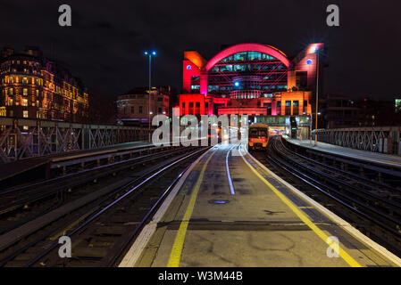 Les trains du sud-est et 375 465 classe les trains électriques à Londres Charing Cross Station de nuit Banque D'Images