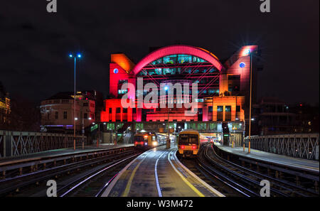 Les trains du sud-est et 375 465 classe les trains électriques à Londres Charing Cross Station de nuit Banque D'Images