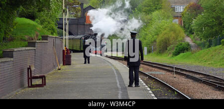 La classe Standard BR 573156 machine à vapeur tirant en Nord Leicester gare ferroviaire patrimoniale. Banque D'Images