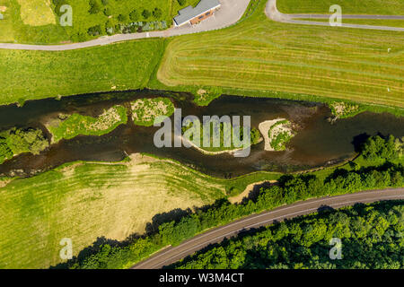 Vue aérienne de la renaturation de la Ruhr autour du moteur Bridge, pont de la Ruhr Glösinger road avec de petites îles dans la Ruhr à Arnsberg Sauerland à Oeventrop Banque D'Images