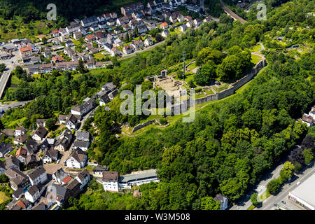 Vue aérienne de la ruine du château d'Arnsberg - Portail sur la montagne château Arnsberg avec la vieille ville à Arnsberg dans le Sauerland, dans l'état de Rhénanie-du-W Banque D'Images