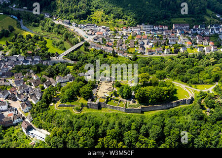 Vue aérienne de la ruine du château d'Arnsberg - Portail sur la montagne château Arnsberg avec la vieille ville à Arnsberg dans le Sauerland, dans l'état de Rhénanie-du-W Banque D'Images