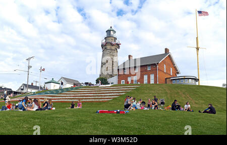 Les Américains le 4 juillet Week-end détente près du Fairport Harbor lighthouse et l'herbe géant US flag Fairport Harbor, Ohio, USA. Banque D'Images