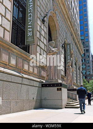 Les piétons passent la 6ème entrée est au Money Museum et au 4ème siège social de La Réserve fédérale américaine à Cleveland, Ohio, États-Unis. Banque D'Images