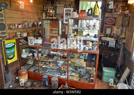 Les remèdes de santé historique et d'autres objets dans un petit hangar/musée à Toddington Gare. Gloucestershire Warwickshire Railway. Heritage Railway. Banque D'Images