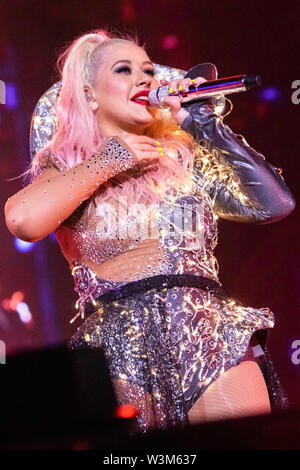 Suisse Locarno. 15 juillet 2019. La chanteuse actrice Christina Aguilera effectue sur scène à la grande place au 'Moon & Stars Festival 2019' au cours de sa 'Le X Tour' Banque D'Images