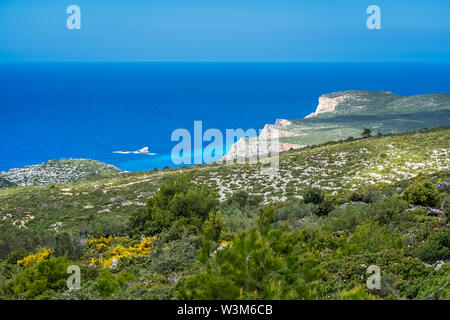 Vue panoramique sur les falaises près de Navaggio Limnionas et plage de Porto en été sur l'île de Zante, Grèce Banque D'Images