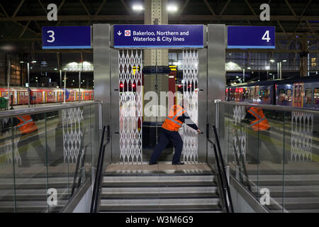 Portes d'ouverture de la plate-forme au sol à Londres Waterloo railway station à 6 h 25 du matin Banque D'Images