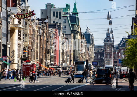 Amsterdam, Pays-Bas, le centre-ville, rue commerçante, Damrak Banque D'Images