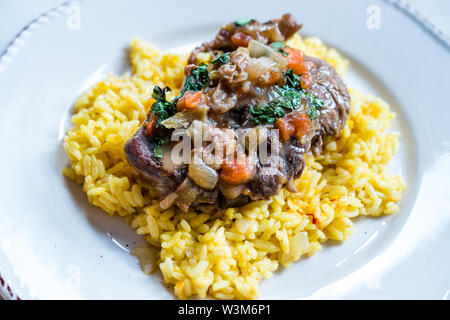 Osso Buco, jarrets de veau braisé au vin qui sont avec milanese safran risotto. La nourriture traditionnelle. Banque D'Images