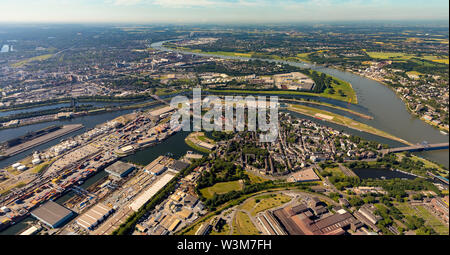 LAerial vue du quartier Ruhrort avec Duisburger Hafen Duisport AG an der Ruhr avec l'estuaire de la Ruhr dans le Rhin en aperçu et détails en Ruhrort Banque D'Images