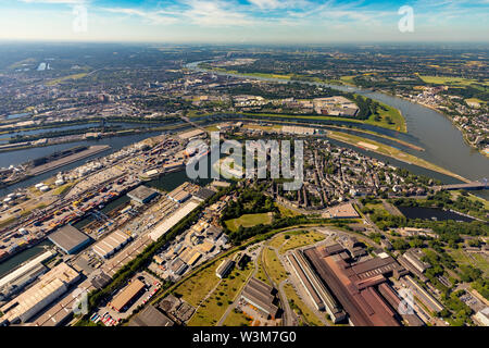 LAerial vue du quartier Ruhrort avec Duisburger Hafen Duisport AG an der Ruhr avec l'estuaire de la Ruhr dans le Rhin en aperçu et détails en Ruhrort Banque D'Images