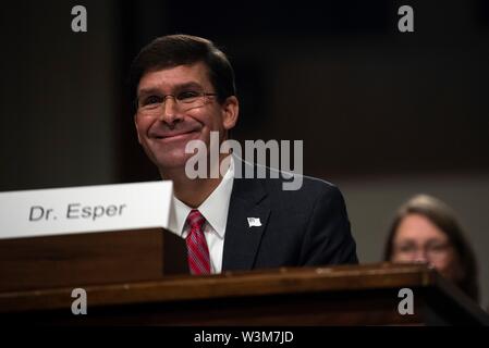 Washington, États-Unis d'Amérique. 16 juillet, 2019. Le secrétaire américain de l'Armée Mark Esper répond aux questions des membres de la Commission des forces armées du Sénat au cours de son audience de confirmation au Sénat Dirksen Office Building le 16 juillet 2019 à Washington, DC, . Esper a été nominé pour le secrétaire à la défense. Credit : Planetpix/Alamy Live News Banque D'Images