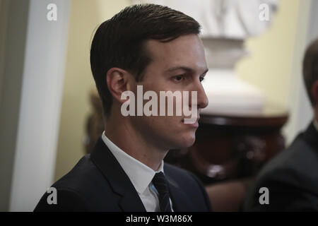 Washington, District de Columbia, Etats-Unis. 16 juillet, 2019. Senior Advisor Jared Kushner écoute au président des États-Unis, Donald J. Trump lors d'une réunion du Cabinet dans la salle du Cabinet de la Maison Blanche, le 16 juillet 2019 à Washington, DC Credit : Oliver Contreras/CNP/ZUMA/Alamy Fil Live News Banque D'Images