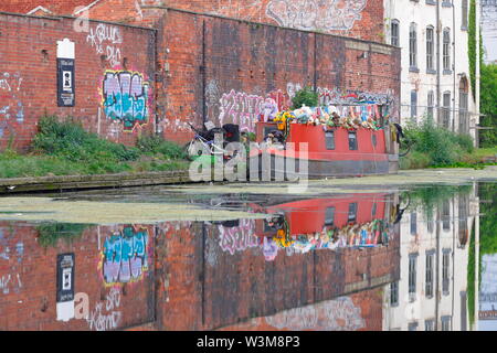 Un grand classique dans la couverts nounours sur une section du canal de Liverpool à Leeds à Leeds. Banque D'Images