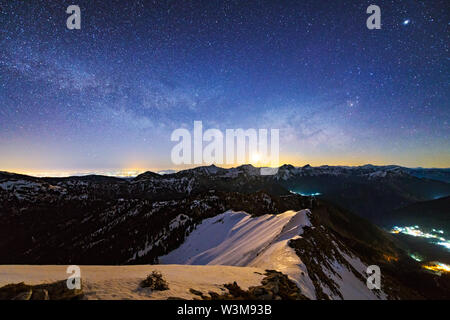 Moonrise galactique dans les montagnes Agrafa Banque D'Images