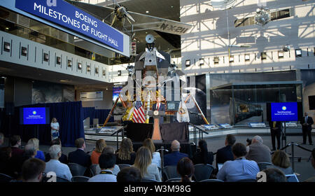 Washington DC, USA. 16 juillet, 2019. L'administrateur de la NASA Jim Bridenstine prononce une allocution lors de l'inauguration d'un display, l'astronaute d'Apollo 11 L'astronaute Neil Armstrong au Smithsonian National Air and Space Museum 16 juillet 2019 à Washington, DC. L'événement marque le 50e anniversaire du lancement de la mission Apollo 11. Credit : Planetpix/Alamy Live News Banque D'Images