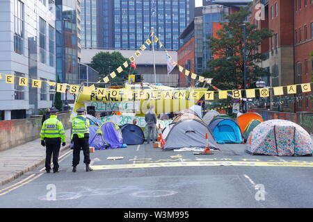 Les manifestants ont bloqué la rébellion Extinction Neville Street dans le centre-ville de Leeds pendant 5 jours causant la perturbation de voyage dans toute la ville. Banque D'Images